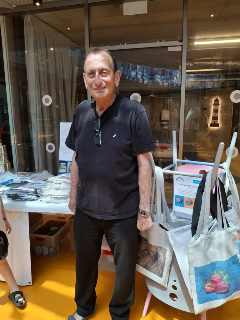 ראש העיר רון חולדאי בתחנה בתל-אביב